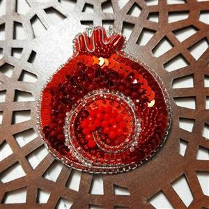 گل سینه طرح انار ، یک کار پاییزی ، به رنگ جذاب قرمز، تماما کار دست، پشت کار سوزن قرار دارد برای سنجاق شدن به لباس شما