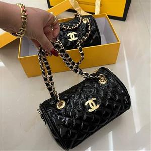 کیف زنانه مجلسی مشکی از جنس براق خارجی با طرح شنل و بند تلفیقی