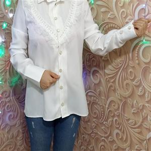 شومیز مزونی سفید جنس اسکاجی دانتل کار شده یقه مردانه جلو و استین دکمه خور