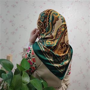 روسری ساتن طرح بته جقه طلاکوب
