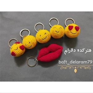 جاکلیدی و آویز دستبافت ایموجی و لب قرمز