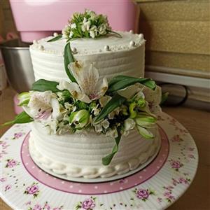 کیک عروس با تزیین فوندانت و گل طبیعی وانیلی فیلینگ موز وگردو 