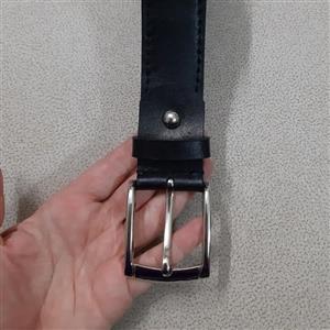 کمربند مردانه دورو چرم  طبیعی کاملا دستدوز  با سگک ساده و محکم