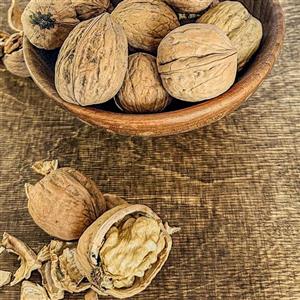 گردو با پوست درشت و تازه خوش طعم و اعلا وزن 500 گرم