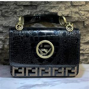 کیف دستی و دوشی طرح فندی پارچه ورنی و یراق های خارجی یه محصول فوق حرفه ای کد 3530