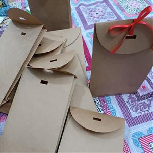 پاکت هدیه درب دار کرافت در سایز 24×15 با برش روی درب به همراه ربان