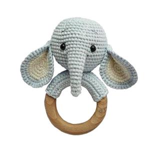 جغجغه بافتنی مدل فیل با دسته چوبی