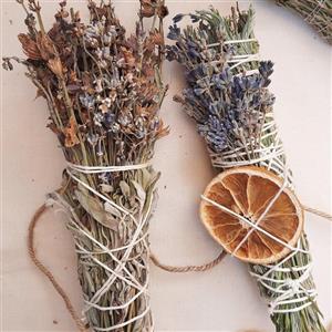 اسماج و گیاه پیچ  رایحه درمانی دسته گل خشک مریم گلی