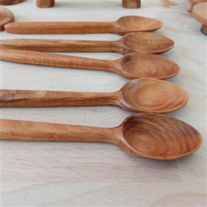 یک جفت قاشق و چنگال چوبی غذا خوری