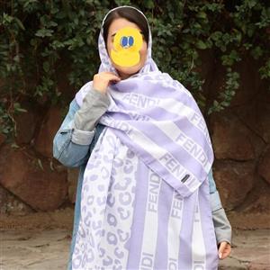 شال نخی رنگ سفید یاسی طرح  فندی دوطرحه