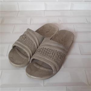 دمپایی مردانه مدل ماهان  ساخته  شده از مواد نو در سایزها و رنگهای مختلف