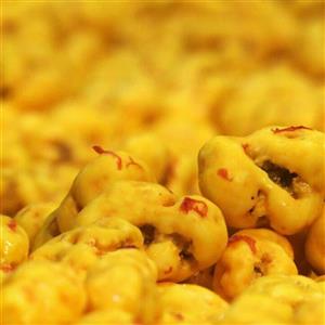 نقل زعفرانی سوغات ارومیه ویژه سادات فاقد گلوتن با بسته بندی نیم کیلویی