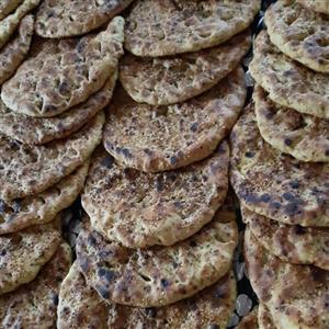 نان محلی (گرده ) کنجدی