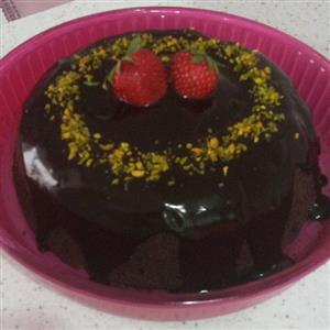 کیک شکلاتی عصرانه با تزئین سس شکلات