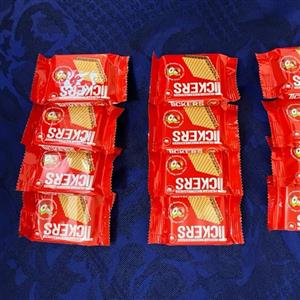 ویفر کاکائویی فندقی با تکه های فندق تیکرز - 22 گرم بسته 20 عددی