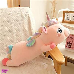 عروسک طرح اسب تکشاخ خوابیده مدل یال هفت رنگ طول 100 سانتی‌متر