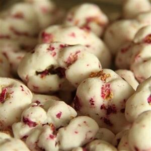 نقل گل محمدی گردویی مغز گردویی درشت  با بسته بندی نیم کیلویی  سوغات ارومیه