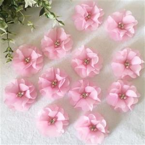 گل رز پارچه ای رنگ صورتی روشن بسته 12 عددی ابعاد 6 در 6 سانتی متر