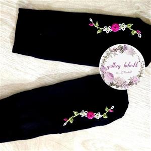 جوراب گلدوزی طرح سه گل کرم و سرخابی