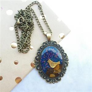 گردنبند مرغ روی صخره