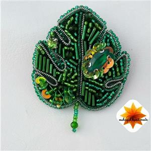 سنجاق سینه جواهر دوزی شده نام طرح برگ انجیری