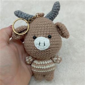 عروسک بافتنی گاو کله گنده. اندازه تقریباً 15 سانت