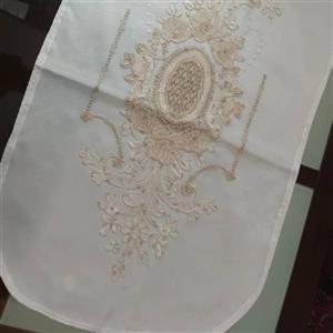 رومیزی رانر مدل بیضی تور دانتل استر کشی شده و لبه حاشیه دار