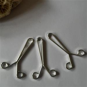 گیره روسری دو شاخ ساده رنگ نقره ای پک 10تایی