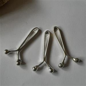 گیره روسری دو شاخ ساده رنگ نقره ای