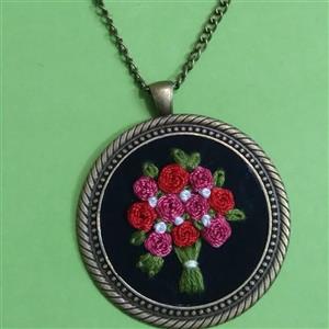 گردنبند ورو مانتویی گلدوزی مدلG27هدیه ای شیک وزیبا برای عزیزانتان\nمناسب خاص پسندان وبانوان خوش سلیقه