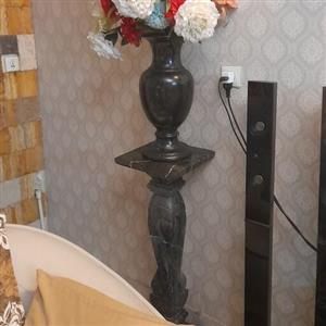 میز و پایه سنگی (قرارگیری گلدان و مجسمه و دکوری) سنگ مشکی نجف آباد