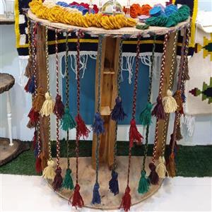 میز خاطره میز هفت سین کنار سالنی نیم دایره با آویز سنتی خانه کوچیک