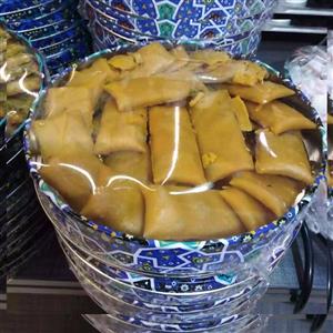\nسوهان کره  ای مخصوص (بالشتی) همراه با مغز پسته فراوان و\n\n وزن 400 گرمی( غرفه گز اُمید)