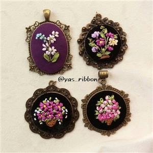 گردنبند روباندوزی شده بر روی مخمل با قاب برنزی