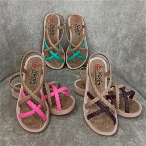 صندل دخترانه طبی\nسایز 31 تا 33  رنگ سبز موجود مناسب کف پا 19 و 20 سانت