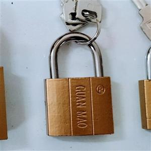 قفل آویز  سایز 38 طرح طلایی کلید ناودونی