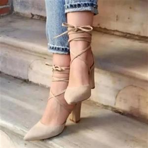 کفش زنانه مجلسی سوئیت کرمی بندی جلو بسته پاشنه7سانت