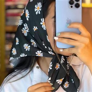 مینی اسکارف بابونه ای طوسی و سفید ستفاده به عنوان باندانا فوق العاده ناز و دلبر و کیوت دخترانه فانتزی