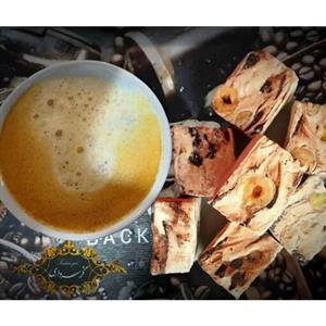 گز شکلاتی دربسته های یک کیلویی بصورت فله وبسته بندی موجود می باشد