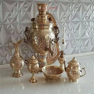سماور ذغالی 6 لیتری با سرویس 7 تکه، برنجی قلم کد honar089