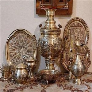 سماور ذغالی برنجی 6 لیتری قلم دست و همراه با سرویس 14 تکه کد honar726