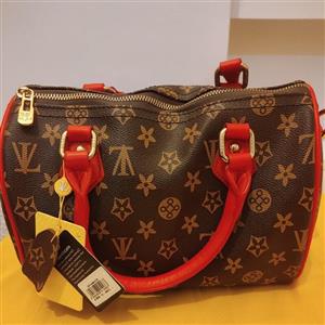 کیف  لویی ویتون صندوقی زنانه  رنگ قهوه ای و دسته  و بند بلند قرمز  جنس چرم