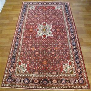فرش دستباف حسین آباد همدان طرح لچک و ترنج سایز قالیچه رنگ زمینه لاکی رنگ حاشیه سرمه ای کد ۳۹۷۹۵