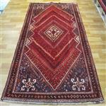 فرش دستباف شیراز ترکباف طرح لچک و ترنج سایز پرده ای رنگ زمینه لاکی رنگ حاشیه قهوه ای کد ۳۹۸۰۱