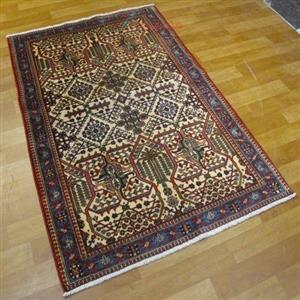 فرش دستباف میمه طرح سراسر سایز ذرع و نیم رنگ زمینه کرم رنگ حاشیه آبی کد ۳۹۸۱۶