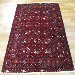فرش دستباف بلوچ طرح قاب پنجه مرغی سایز قالیچه رنگ زمینه لاکی رنگ حاشیه لاکی کد ۳۹۸۳۹