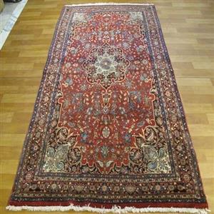 فرش دستباف بیجار طرح لچک و ترنج سایز قالیچه رنگ زمینه لاکی رنگ حاشیه سرمه ای کد ۳۹۵۱۶