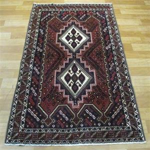 فرش دستباف شهربابك سيرجان طرح ۲ ترنج سایز ذرع و نيم رنگ زمینه لاكي رنگ حاشیه لاكي کد ۳۹۷۱۷