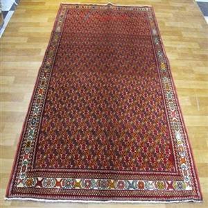 فرش دستباف شیراز طرح بندی سایز پرده ای رنگ زمینه لاکی رنگ حاشیه کرم کد ۳۹۳۲۳