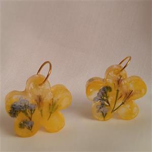 گوشواره دخترانه دستساز زرد رنگ طرح گل نبات با گل های طبیعی